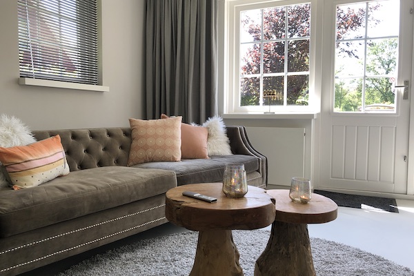 Moderne woonkamer bij Onthaasten in de Achterhoek