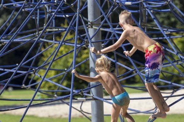 Kinderen buiten aan het spelen