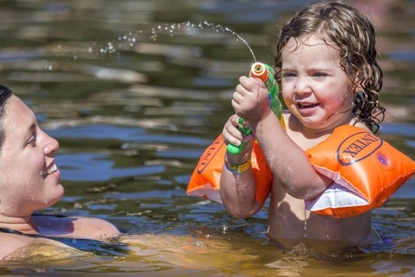 Kind in het water aan het spelen