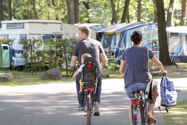 Oostappen Vakantiepark De Berckt: Mensen aan het fietsen