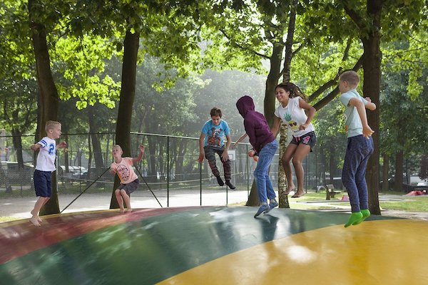 Kinderen op het springkussen