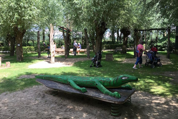 Speeltuin met krokodil