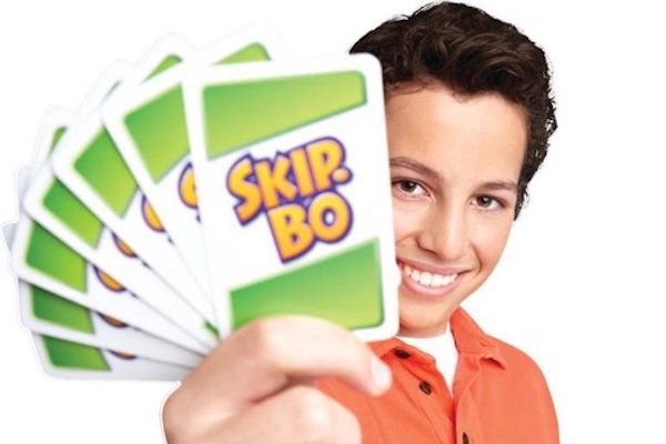 Skip-Bo - Kaartspel: Blije jongen met kaarten