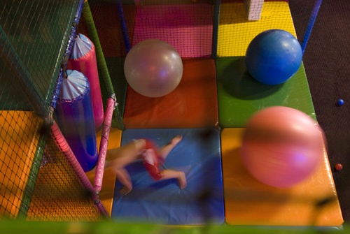 Kids Playground Apeldoorn: Passeer de ballen zonder te vallen
