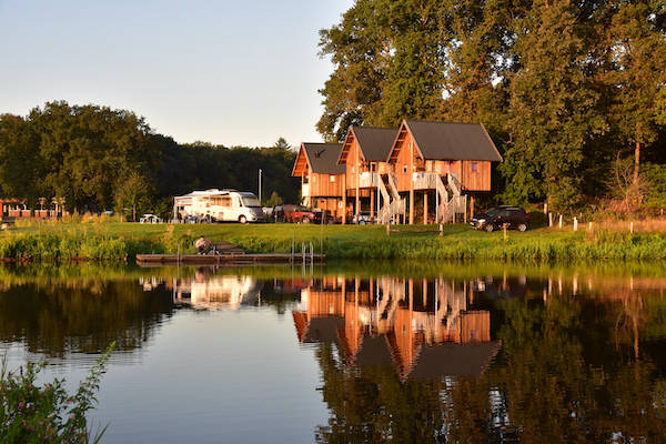 Camping de Koeksebelt: Huisjes aan het water