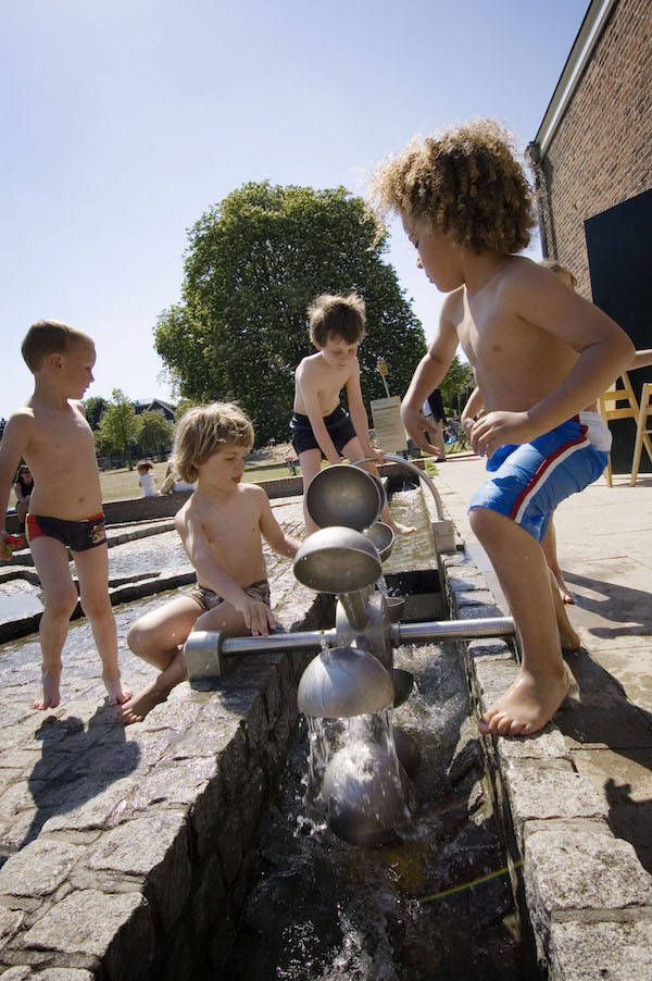 Buiten lekker spelen met het water