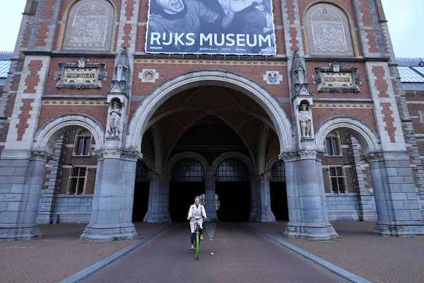 Langs het Rijksmuseum fietsen