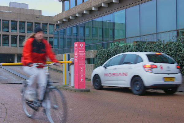 De auto erin en met de fiets eruit