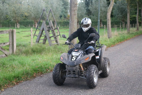 Langs een weiland rijden