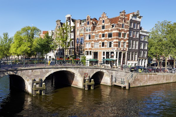 Een van de vele bruggen in Amsterdam