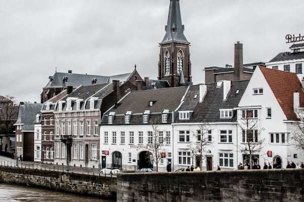 Kerk naast het water