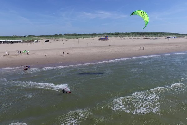 Kitesurfen naast het strand