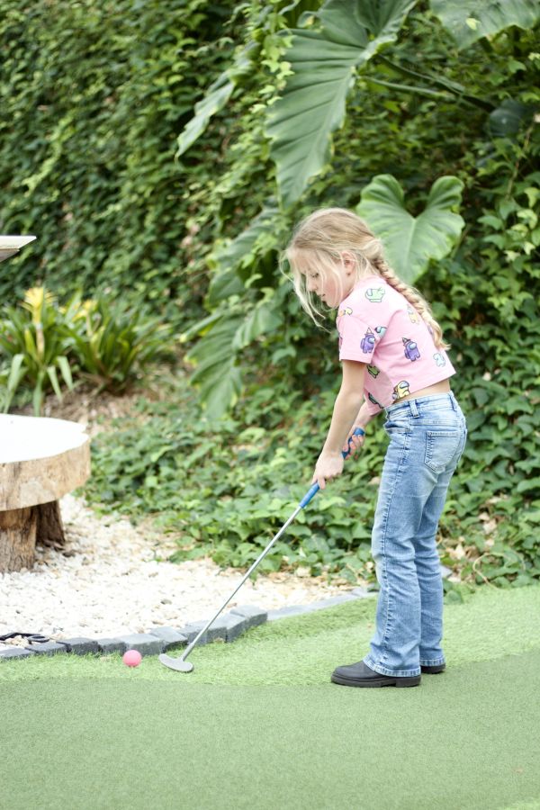 Klein meisje aan het minigolven