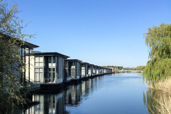 Huizen aan het water