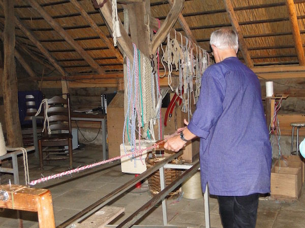 Samen met de touwslager je eigen springtouw maken in het Openluchtmuseum