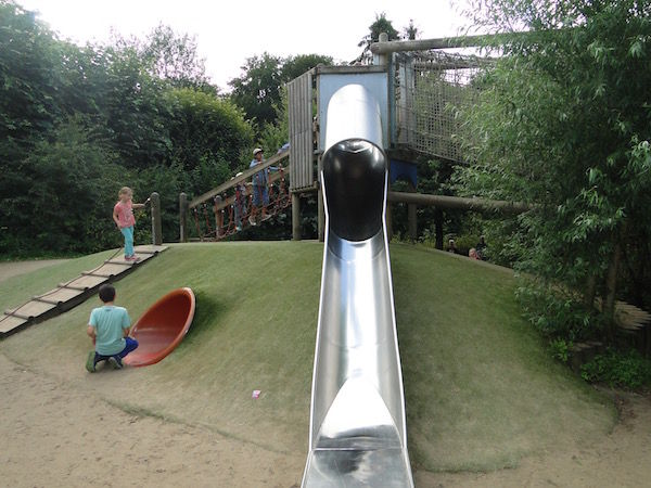 Heerlijk spelen in de speeltuin van het Openluchtmuseum