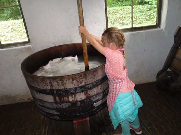 Help mee met wasjes draaien op de ouderwetse manier