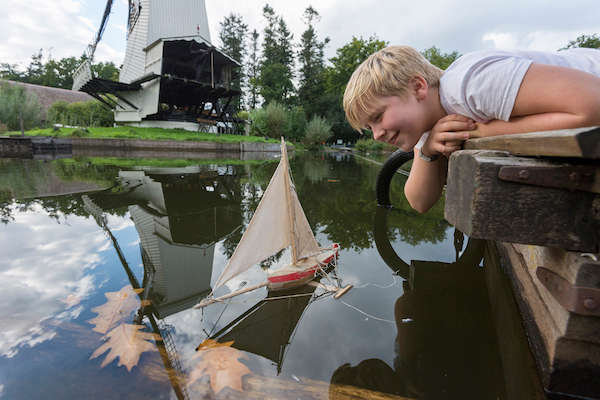 Bootje varen bij het Openluchtmuseum