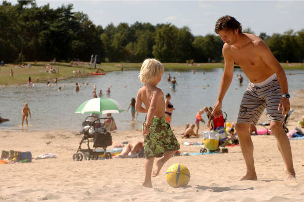 Voetballen op het strand