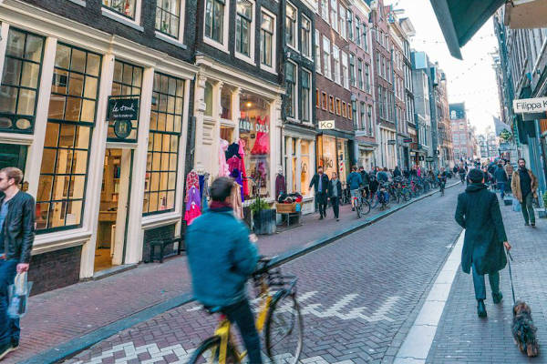 Door de straten van Amsterdam lopen