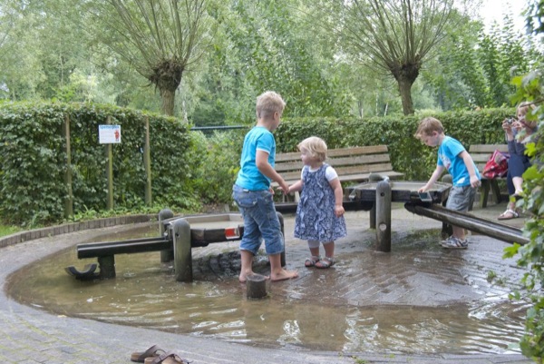 Spelen en afkoelen in de Waterspeeltuin