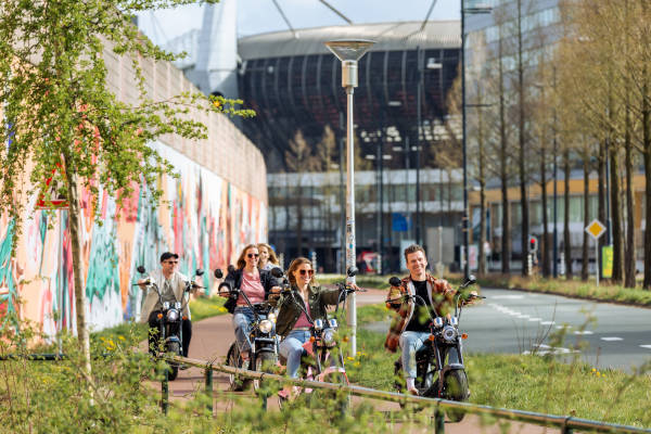 Langs het Philips Stadion rijden