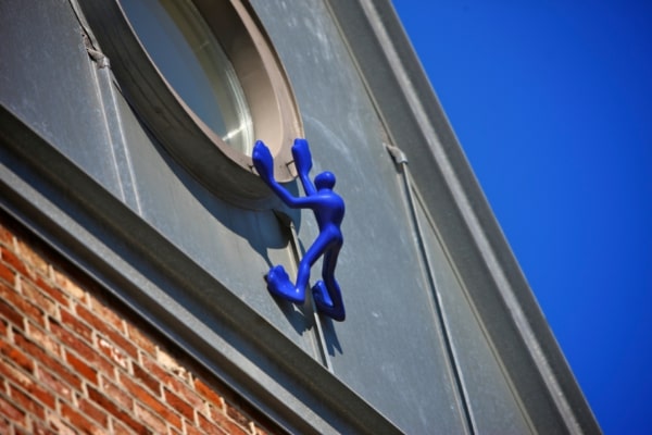 Het blauwe beeldje bij het raam