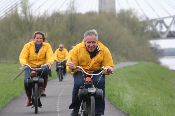 Bommelsuitje Solex rijden en Puzzeltocht: Gezellig samen rijden