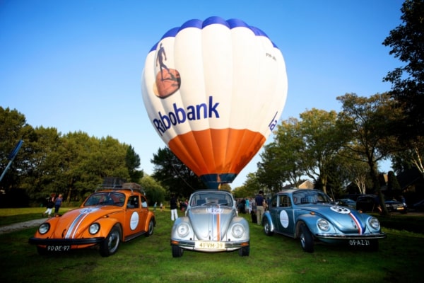 De ballon op de auto