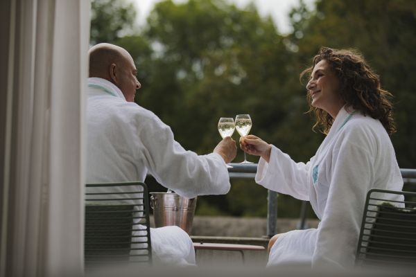 Drankje doen op het balkon