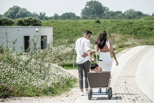 Kinderen in een kar trekken