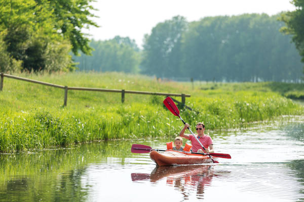 Vakantiepark De twee Bruggen: Roeien in een bootje