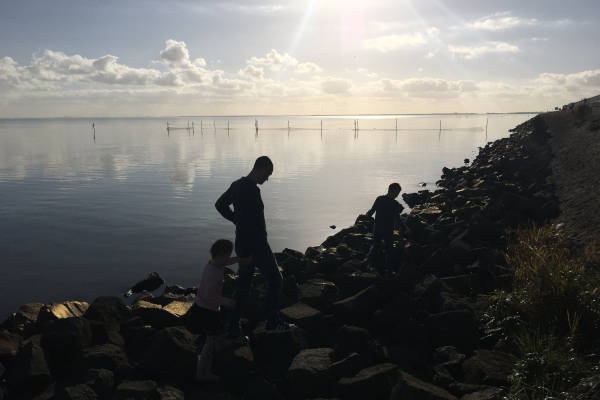Afsluitdijk: Op de stenen lopen