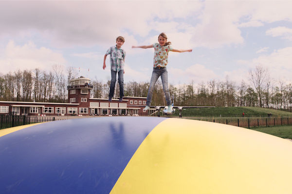 Spring in het rond op het luchtkussen