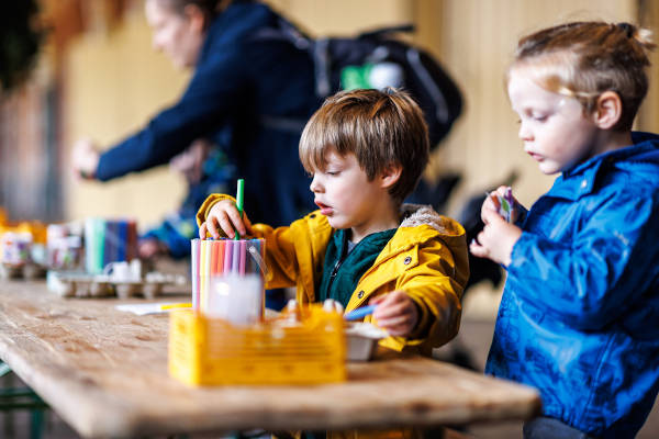 Kinderen zijn aan het tekenen