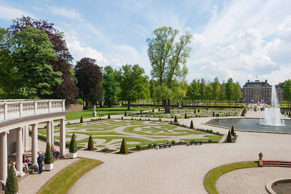 De tuin in de zomer