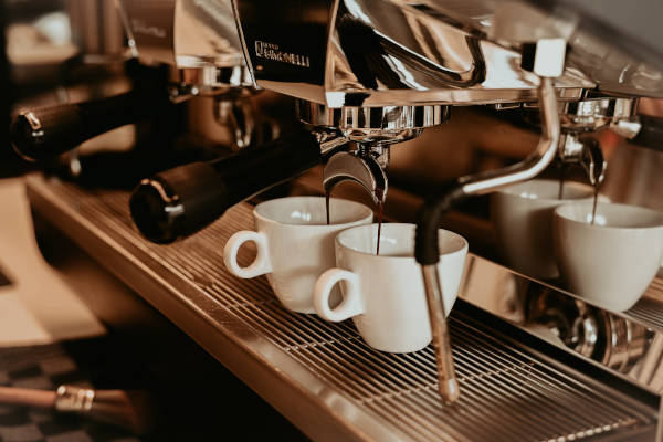 Koffiemachine met koffiekopjes