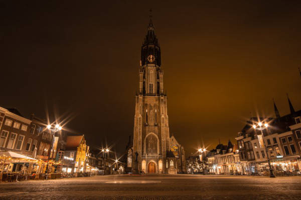 Qula City Trail Delft: Mooi gebouw in de avond