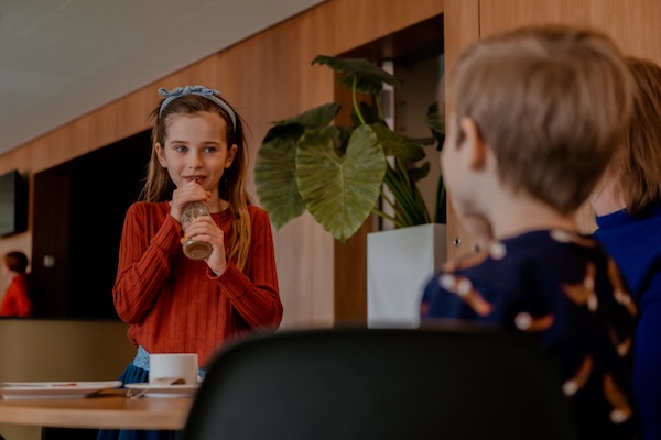 Kind is aan het drinken