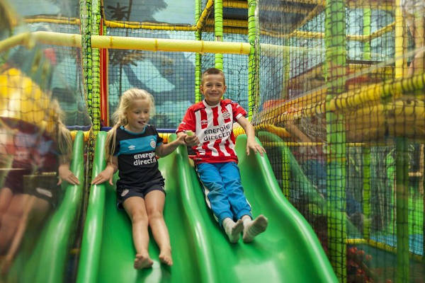 Oostappen Vakantiepark Brugse Heide: Glijden van de glijbaan