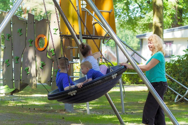 Spelen in de speeltuin