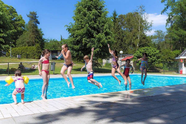 Oostappen Vakantiepark Heelderpeel: In het zwembad springen