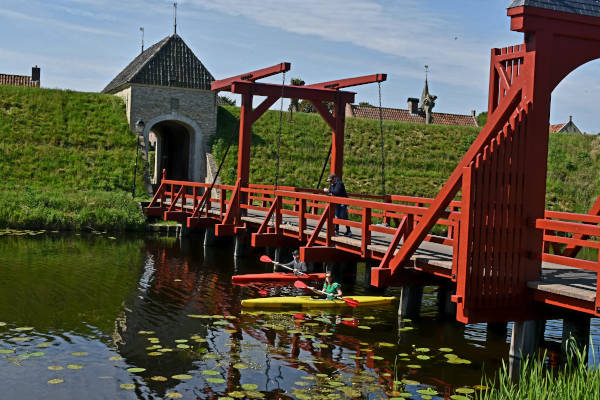 Voertuigen Verhuur Stal Westerwolde: Vlagtwedde ontdekken vanaf het water