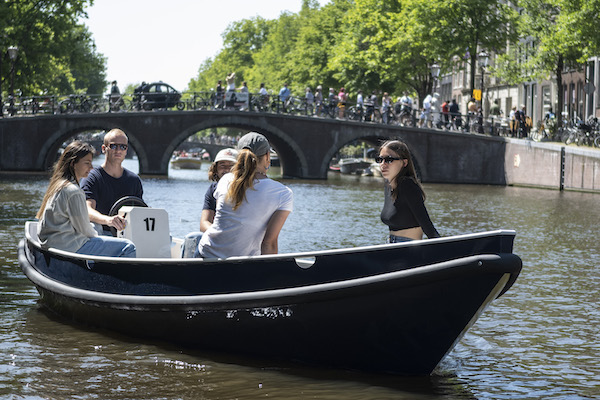 Lekker genieten van de zon op het water