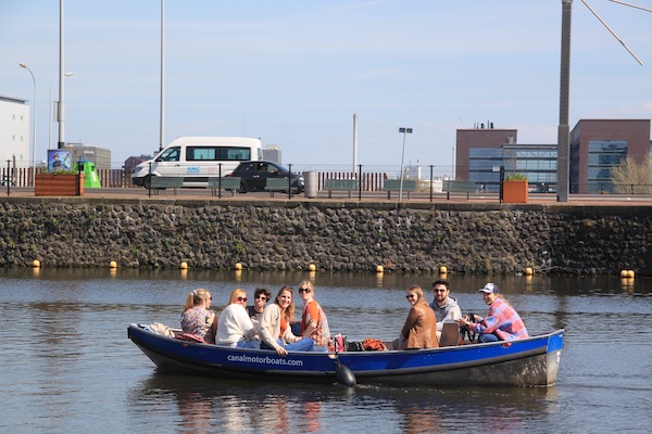 Vaar met je vrienden en vriendinnen op de blauwe schuit