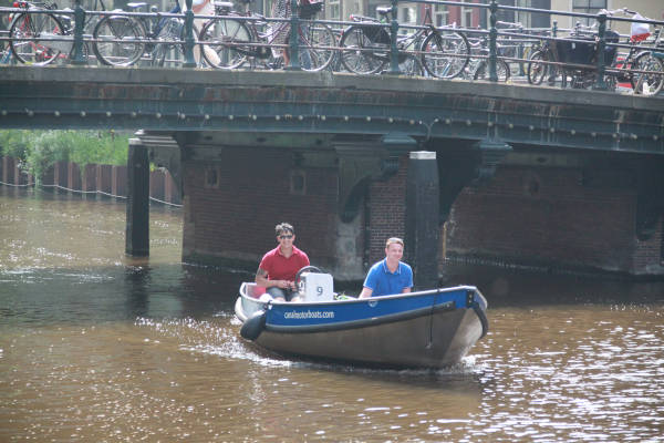 Onder de brug varen