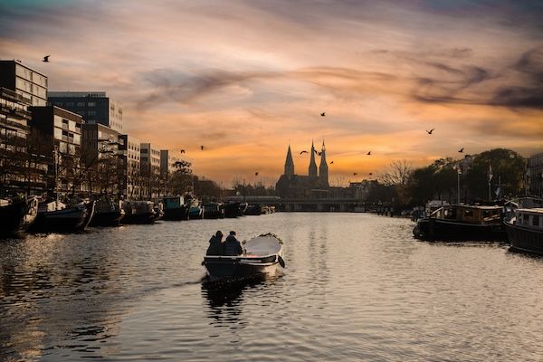 Op de boot met zonsondergang