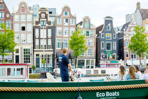 Varen langs Amsterdamse huizen bij Eco Boats Amsterdam