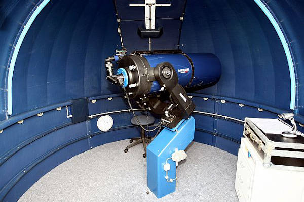 Observeum Museum & Sterrenwacht: Koepel op het dak met telescoop