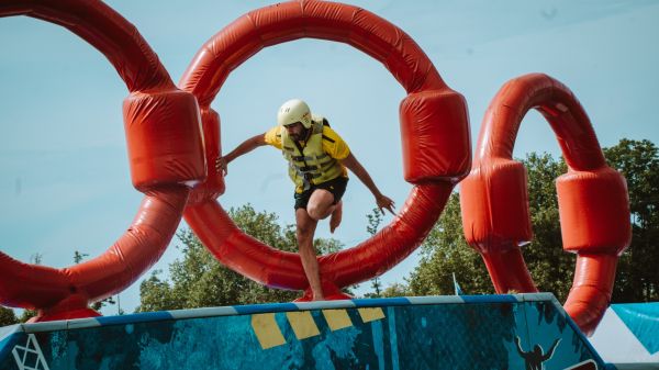 Close up door de ringen springen